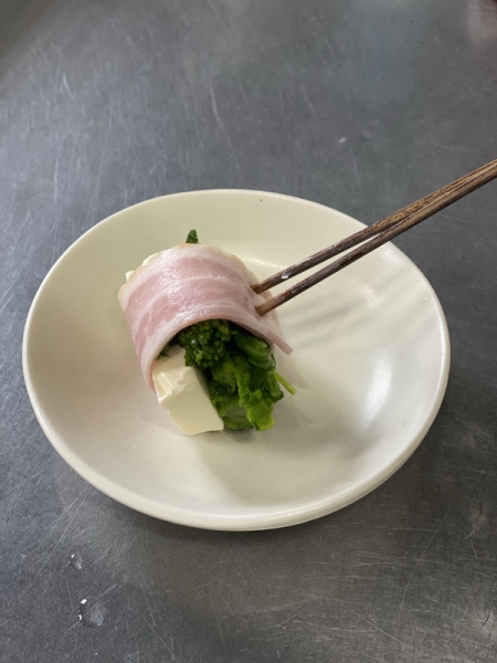 菜の花とクリームチーズのベーコン巻き