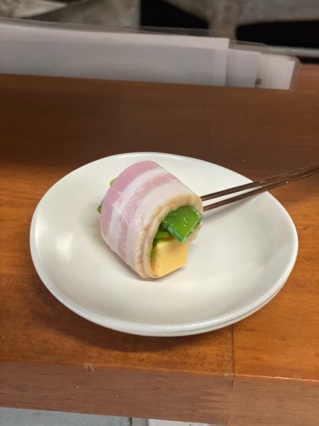 スナップエンドウとチェダーチーズのベーコン巻き