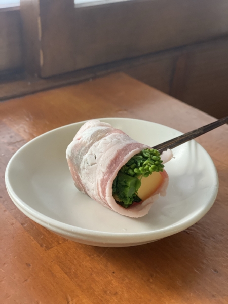 菜の花とチェダーチーズので肉巻き