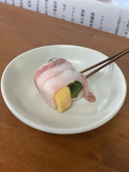 ピーマンとチェダーチーズの肉巻き